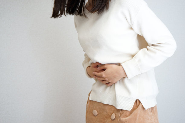 年轻女子胃疼图片下载