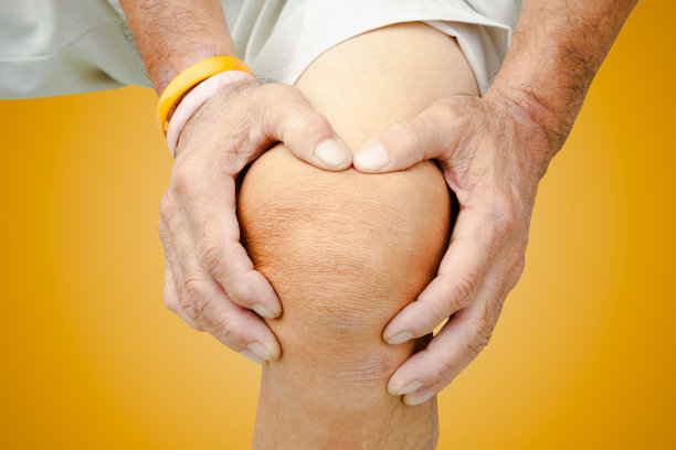 老人膝盖疼，感觉很糟图片下载