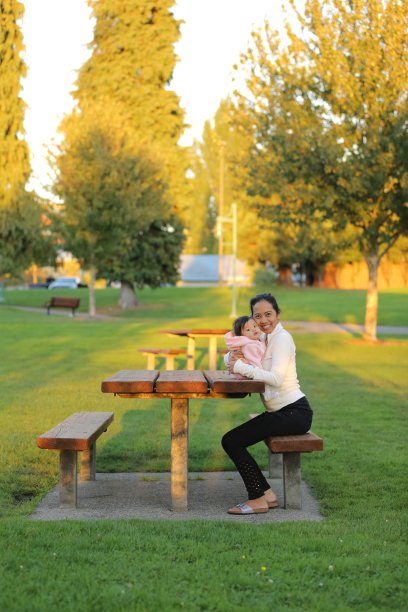 妈妈和孩子坐在公园里图片下载