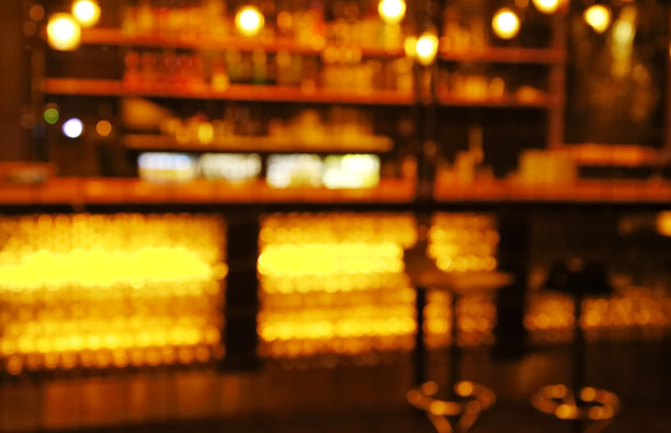 黑暗的夜晚，布勒坐在酒吧的柜台前图片下载