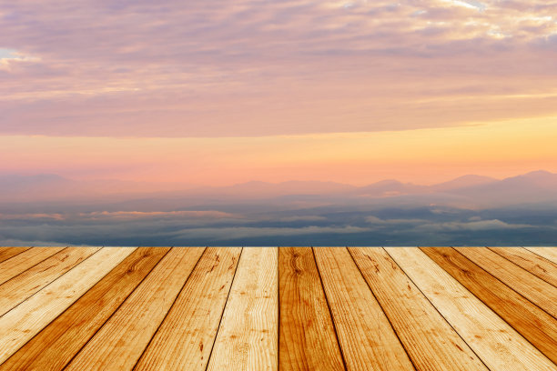 从山顶俯瞰的木质露台。图片下载