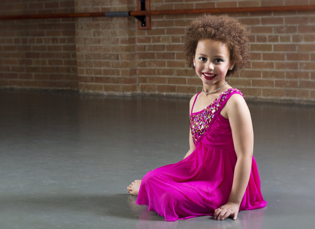 美丽的青年舞者画像图片下载