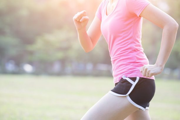 绿色背景下的女人在跑步图片下载