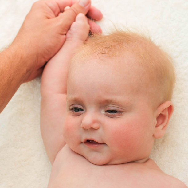 按摩师为小宝贝做手部运动图片下载