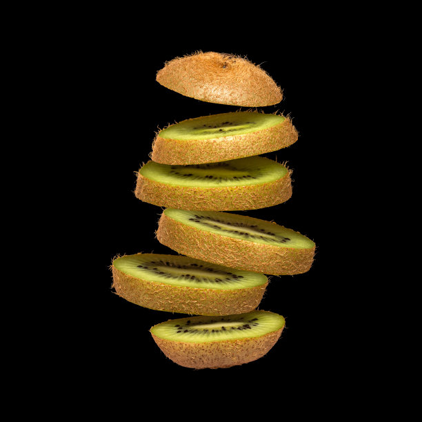 猕猴桃飞行。切片猕猴桃孤立在黑色背景。飘浮的水果在空气中图片下载