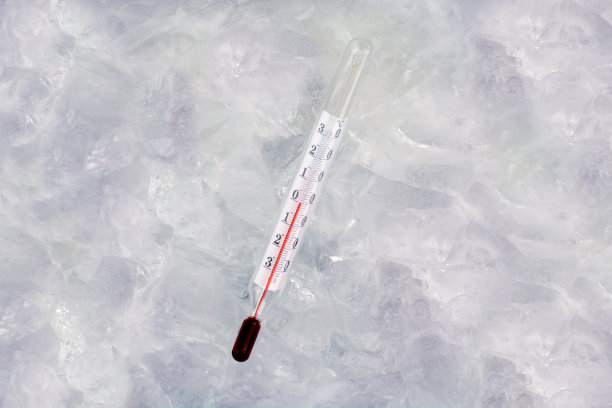 裂冰上的温度计图片下载