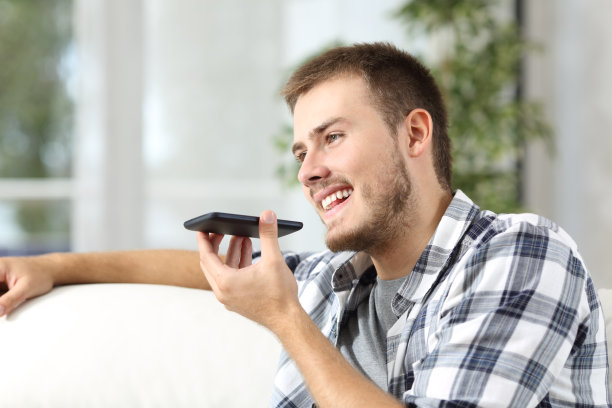 用语音识别电话的男人素材图片