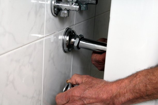 水管工在工作图片下载