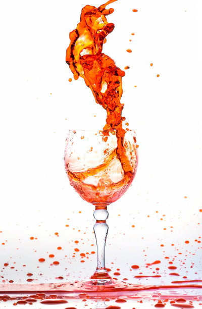 酒溅在玻璃杯里图片下载