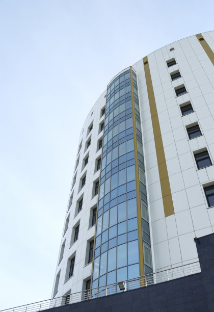 清晨天空背景下的办公大楼图片下载