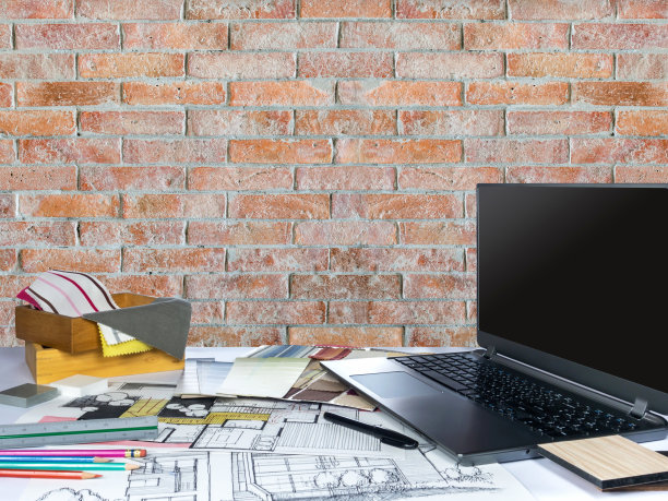 建筑师和室内设计师在现代办公室设计工作台图片下载