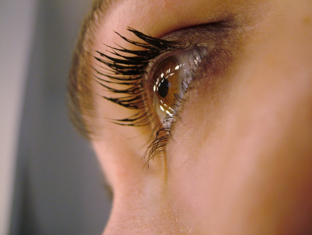 睫毛上的睫毛膏的特写图片下载