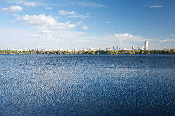 在阳光明媚的秋日，从斯特罗金斯基湾观看莫斯科图片下载