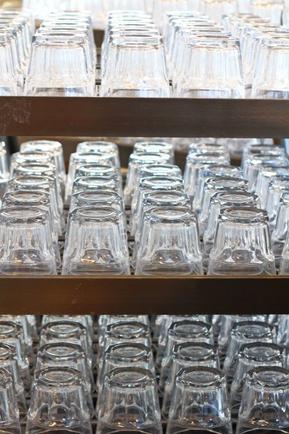 玻璃杯在架子上图片下载