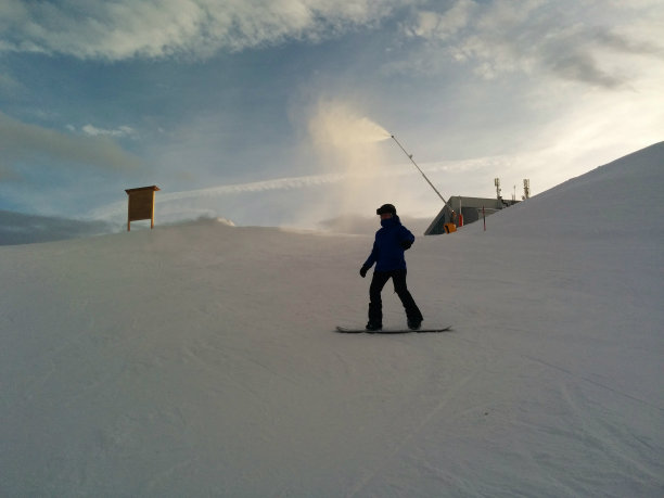 年轻女子，单板滑雪图片下载