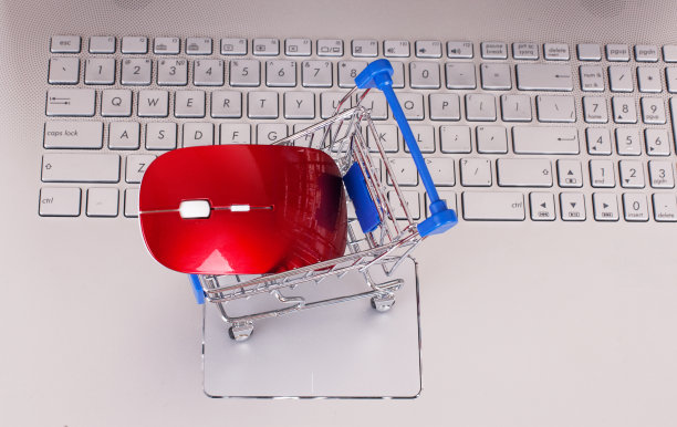 电子商务。购物车与纸板箱上的笔记本电脑。——获得Stoc图片下载