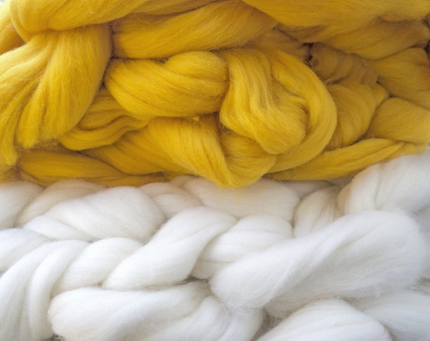 织了一条大围巾。白色和黄色背景图片下载