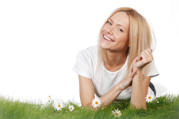 草地上的女人，带着鲜花图片下载