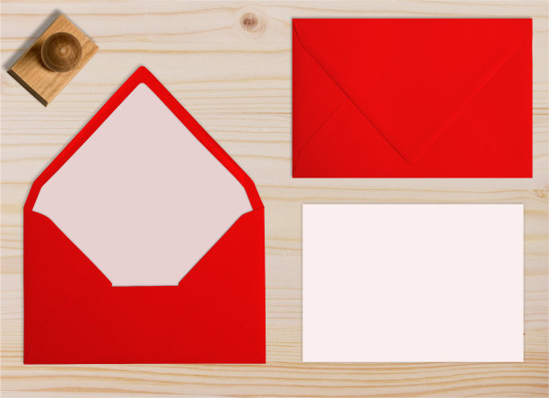 一套红信封，附有橡皮图章和卡片。图片下载