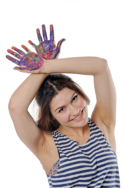 女人举起双手，像涂了颜料的犄角图片下载