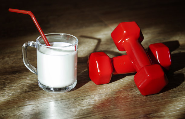 一杯牛奶和红色哑铃图片下载