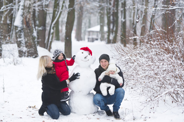 妈妈，爸爸，儿子，女儿和雪人图片下载