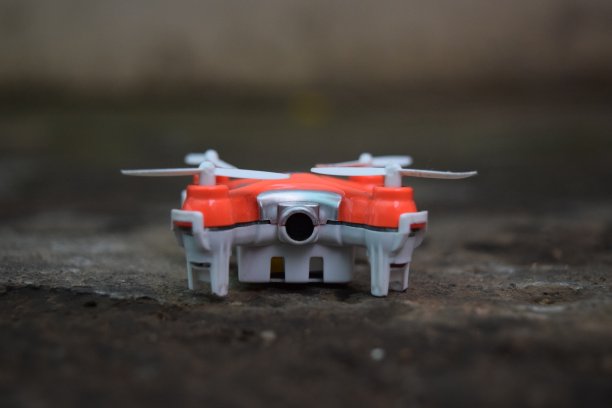 地面上的四轴飞行器图片下载