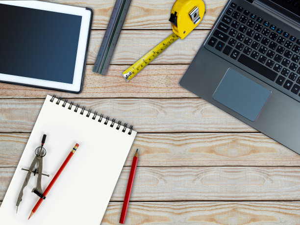 带笔记本电脑、平板电脑、记事本的商务办公桌图片下载