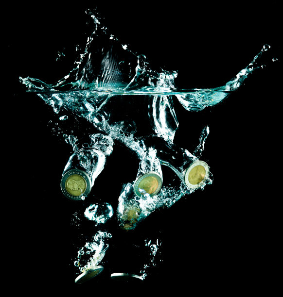 硬币落到水里图片下载