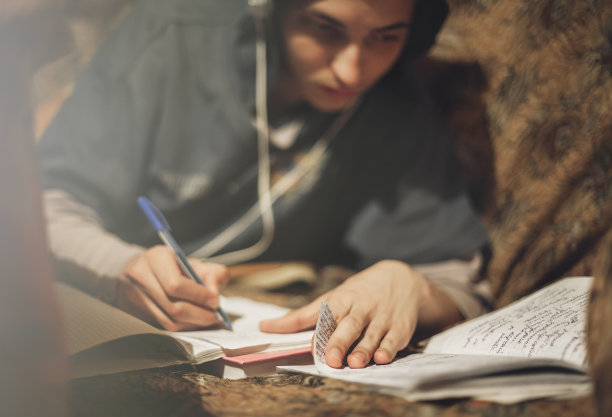 十几岁的学生在家学习图片下载