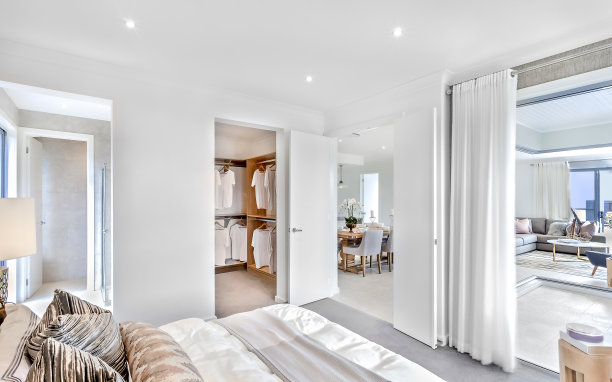 现代住宅的室内白天包括卧室和餐厅图片下载