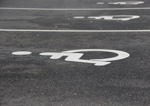 黑色柏油路上的白人残疾人标志图片下载