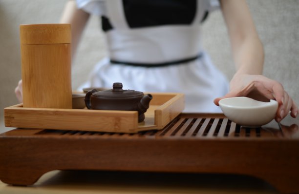 女保洁员准备了一套茶水图片下载