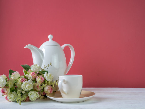 咖啡杯、器具、桌上人造花/室内静物图片下载