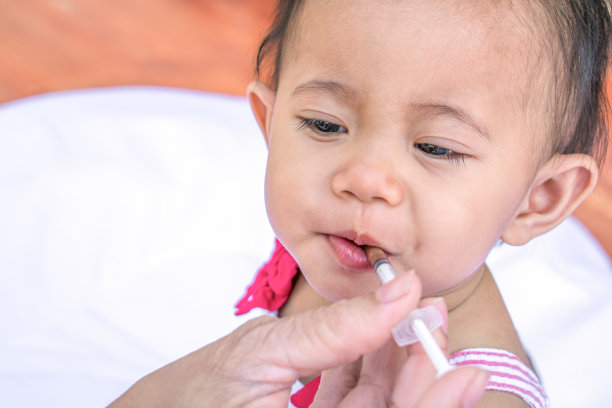 用注射器给婴儿喂药水素材图片