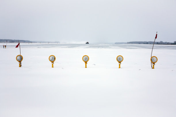 冬季机场跑道的进近灯图片下载