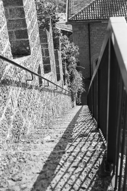 陡峭的楼梯。图片下载