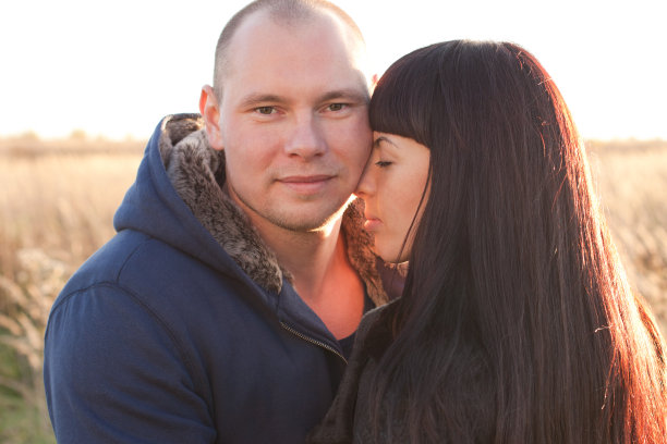 一对在户外相爱的年轻夫妇图片下载