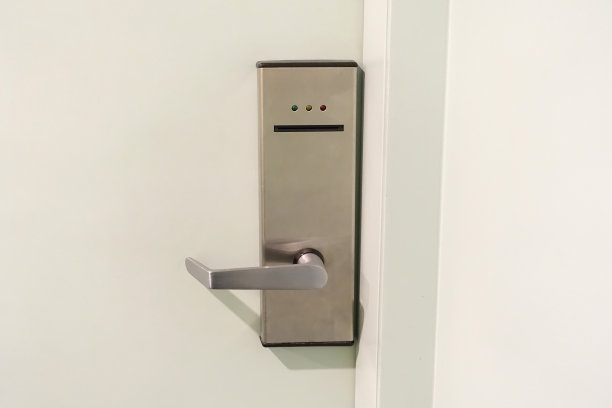 有钥匙卡安全的门把手。图片下载