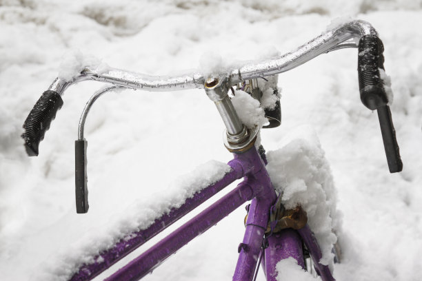 自行车在雪图片下载