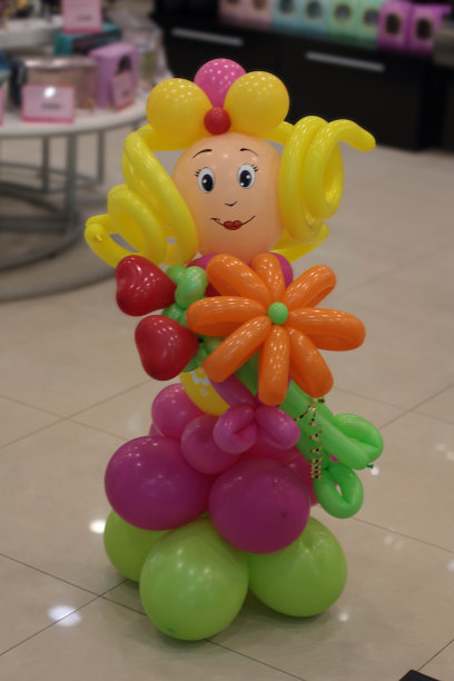 那个女孩用气球做玩具图片下载