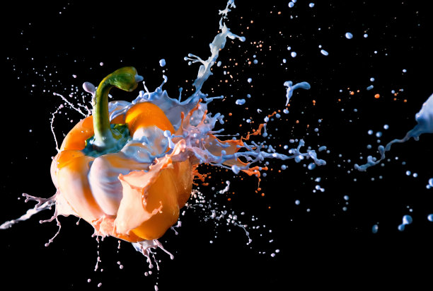 甜椒含飞溅维他命，孤立于黑色图片下载