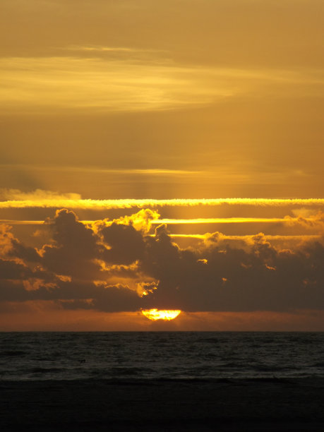 沙滩上的日出图片下载