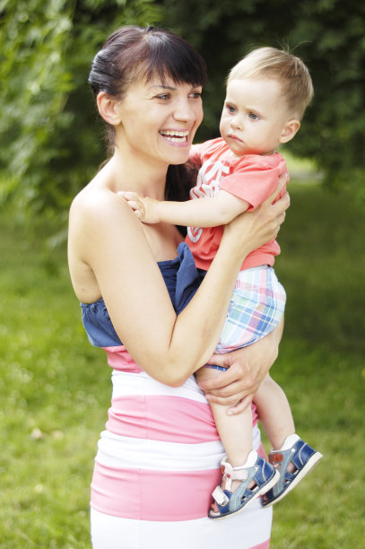 家庭母亲和儿子图片下载