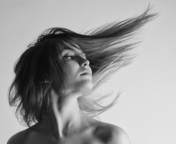 一个年轻女子的肖像。图片下载