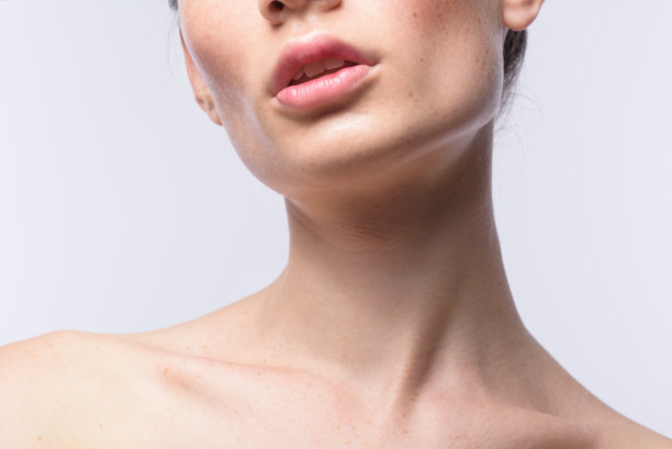 干净放松的女人在白色的背景图片下载