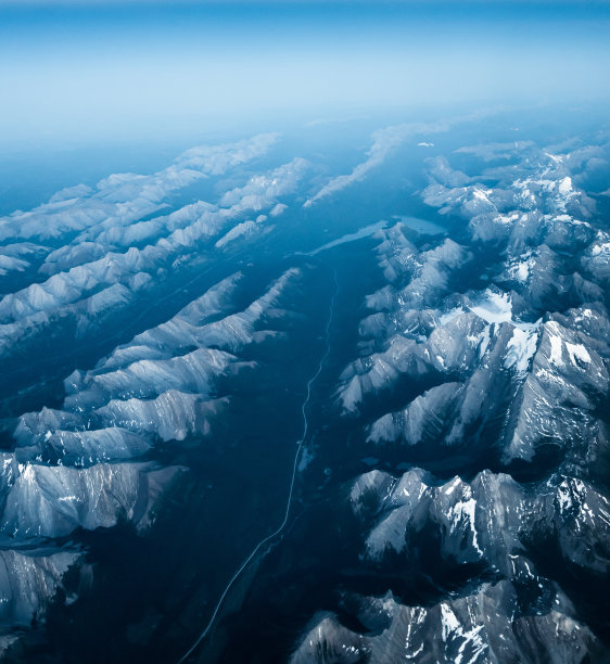 飞机机翼下的山脉图片下载