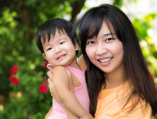 年轻美丽的亚洲母女图片下载