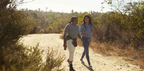 母亲和成年女儿在乡村户外徒步旅行素材图片