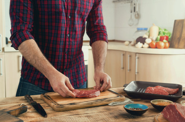 男人在烤牛排图片下载